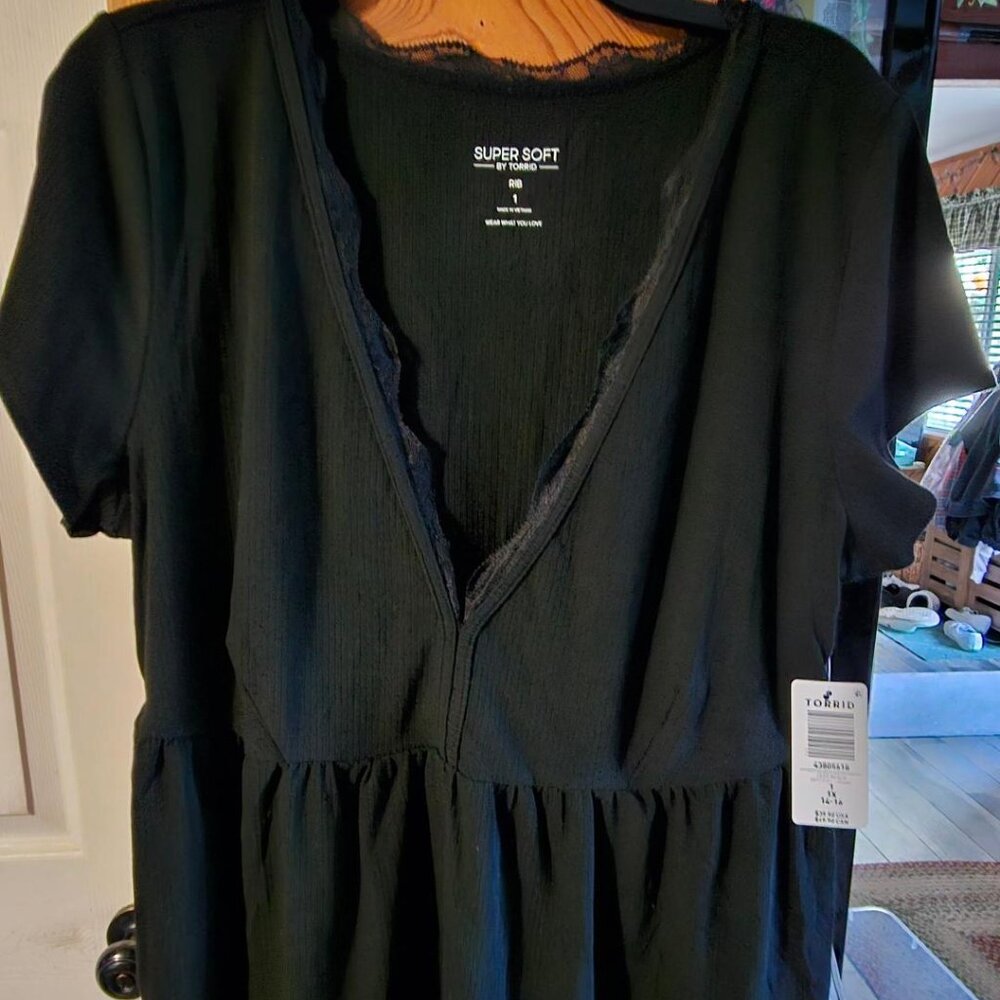 Torrid Supersoft Rib VNECK Lace trim Black top Size 1X 14-16 CUTE New with tags! - Picture 2 of 6